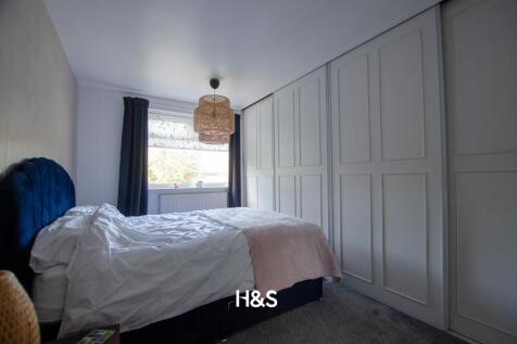 17 Dove Close - bed1.jpg