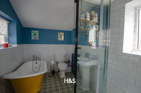 17 Dove Close - bath.jpg