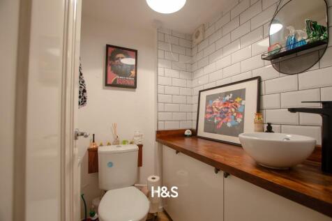 17 Dove Close - wc.jpg