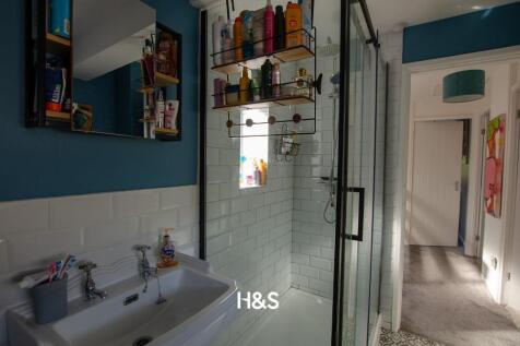 17 Dove Close - bath2.jpg