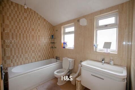 104 Woodlands Road - bathroom.jpg
