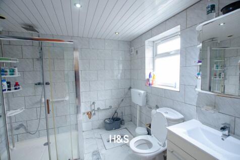 104 Woodlands Road - shower.jpg