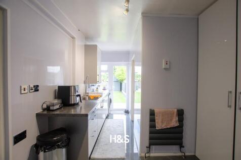 8 Leam Crescent - utility2.jpg