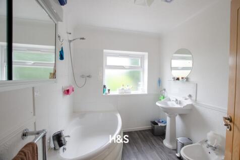 8 Leam Crescent - bath.jpg