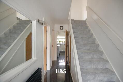 8 Leam Crescent - hall.jpg