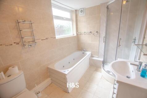 kings terrace - bathroom.jpg