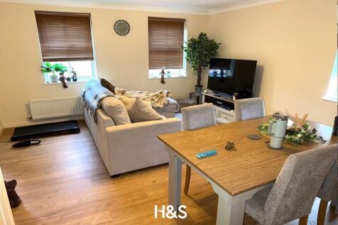 32 Old Dickens Heath Road - lounge.jpg