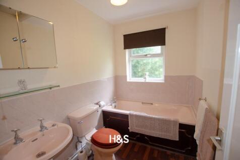 14 Woodrow Crescent - ensuite.jpg
