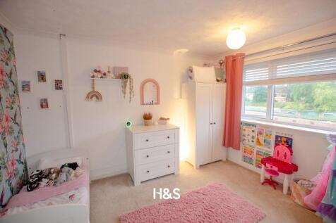 55 Nethercote Gardens - Bed2.jpg