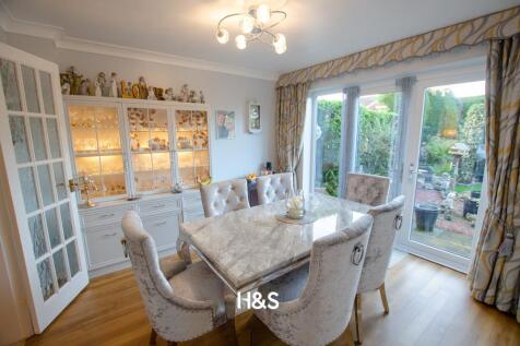 1 Pensham Croft - dining.jpg