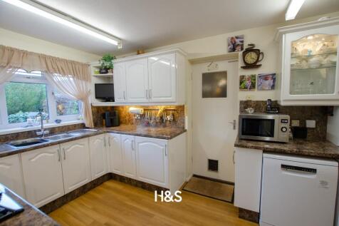 1 Pensham Croft - kitchen2.jpg