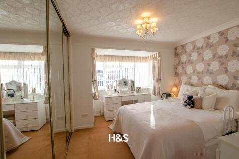 1 Pensham Croft - Master Bed.jpg