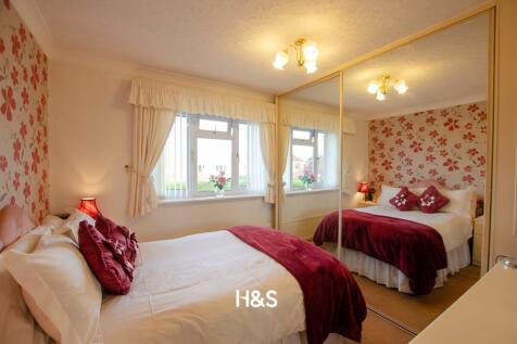 1 Pensham Croft - bed2.jpg