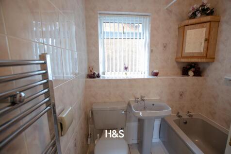 1 Pensham Croft - bath.jpg