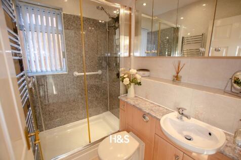 1 Pensham Croft - ensuite.jpg