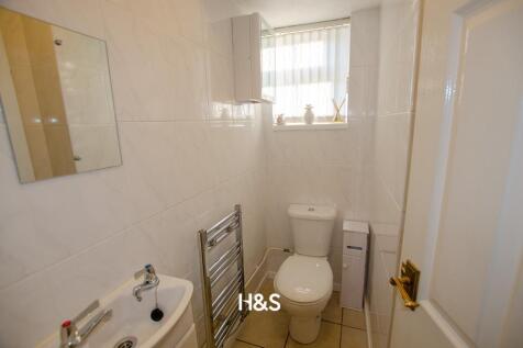 1 Pensham Croft - wc.jpg