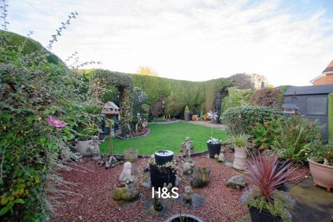 1 Pensham Croft - garden.jpg