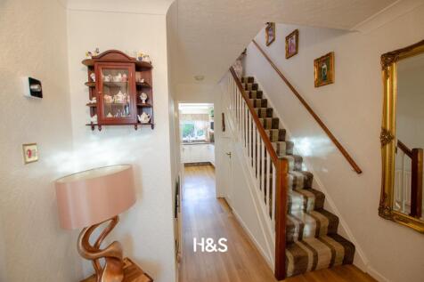 1 Pensham Croft - hall.jpg