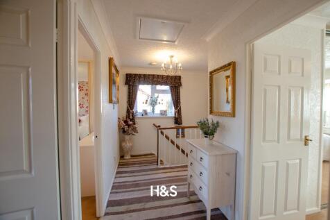 1 Pensham Croft - landing.jpg