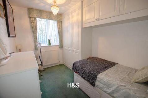 68 Featherstone - bed2.jpg