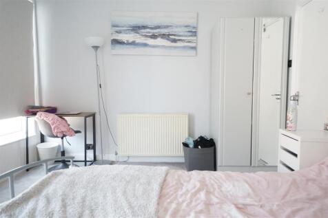 bedroom 2 (2) .JPG