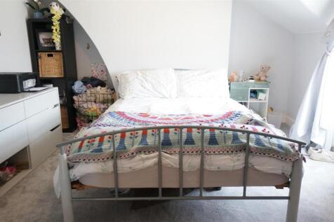 bedroom 4 .JPG