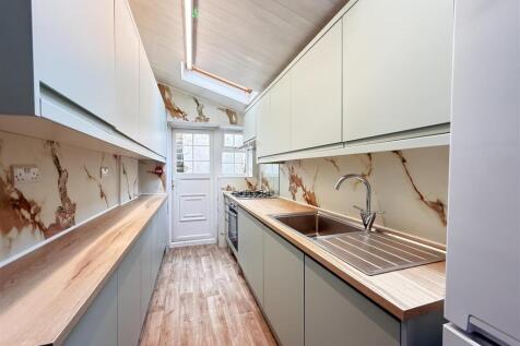 Kitchen 2.JPG