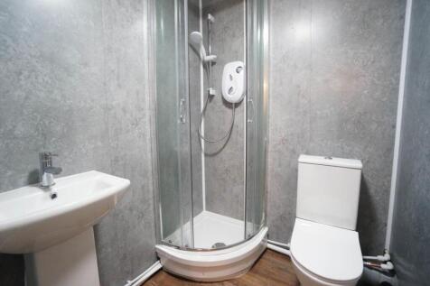 370HighStreet_Bathroom1.JPG
