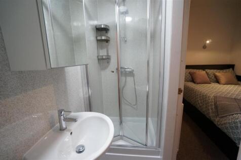 5HolyheadApart_ensuite2.1.JPG