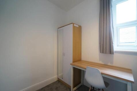 Bedroom 2 Desk.JPG