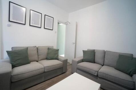 23PenchwintanRd_Living1.1.JPG
