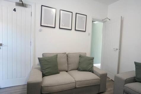 23PenchwintanRd_Living1.2.JPG