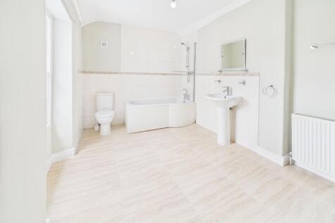 Second floor en-suite bathroom