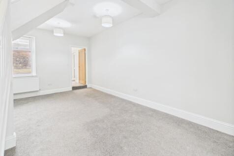 Living area/dining area