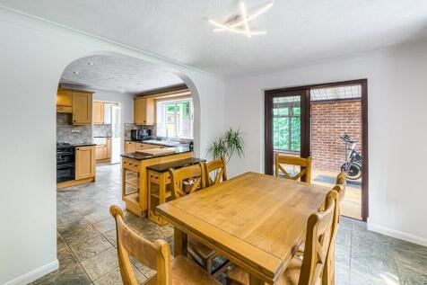 Dining/kitchen