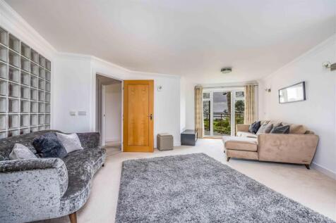 Flat 12, Bay View Gardens 14b, West Cliff Road, Bo