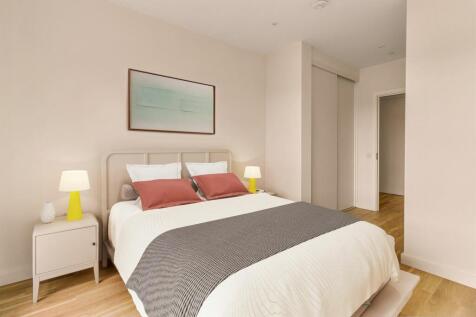 Experience relaxation in this elegantly designed bedroom with modern furnishings.