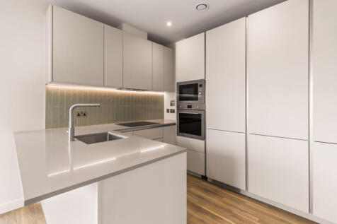 Experience the seamless elegance of this modern kitchen, perfect for culinary creativity.