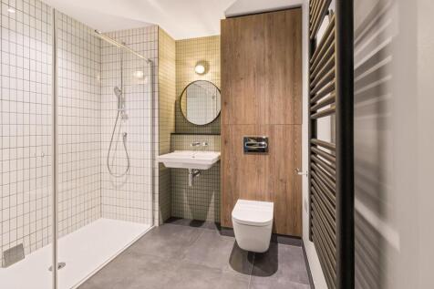 Experience modern elegance in this stylish bathroom, featuring premium fixtures and a sophisticated design.