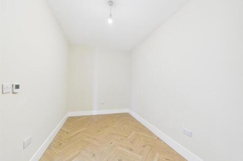 CAM03736G0-PR0193-STILL025.jpg
