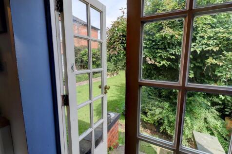 Direct Access to Rear Communal Garden