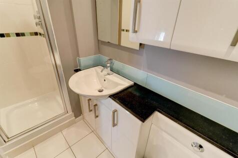 Ensuite Bathroom (Main Bedroom)