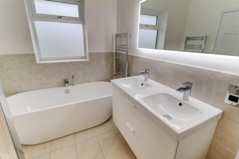 Ensuite Bathroom (Main Bedroom)