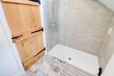 Ensuite Shower Room (Bed 1)