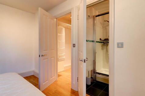 Walk in Wardrobe &amp; Ensuite Shower Room