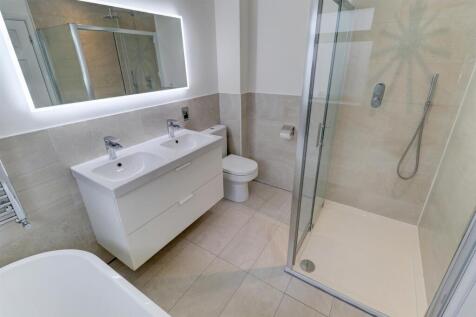Ensuite Bathroom (Main Bedroom)