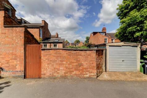 Exterior/Garage