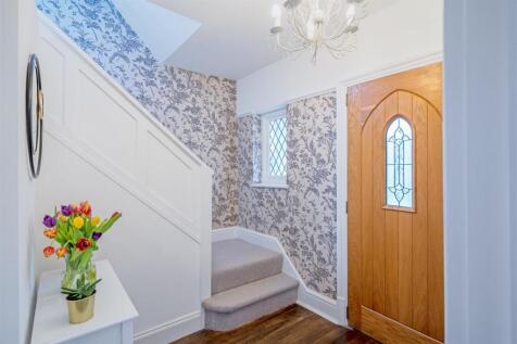 205_Derby_Road_Hallway_002-1.jpg