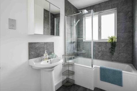 1st floor bathroom.jpg