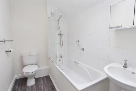 Main bathroom.JPG